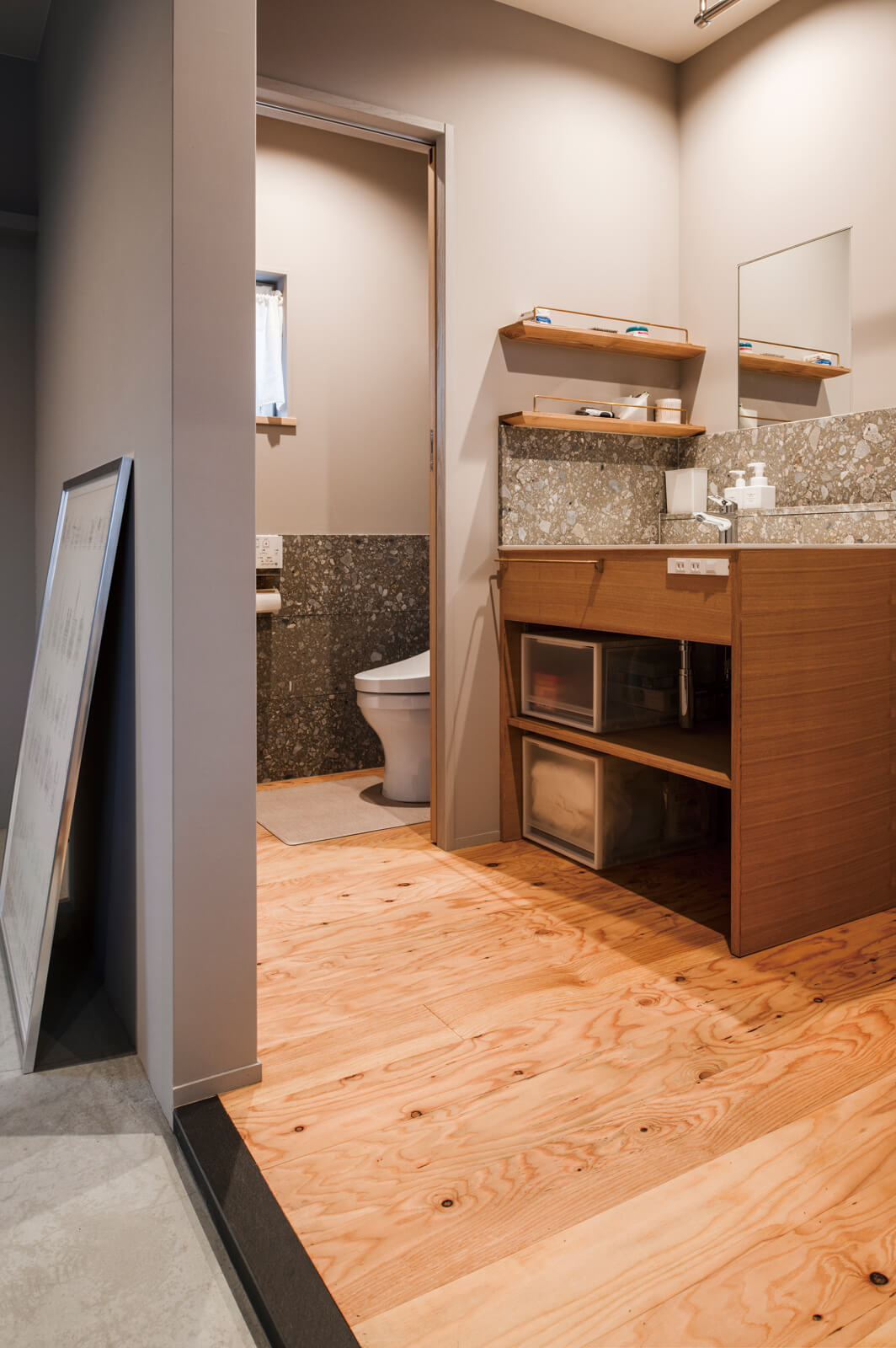 アクト建築工房ならではの造作を生かした洗面台を配したユーティリティ