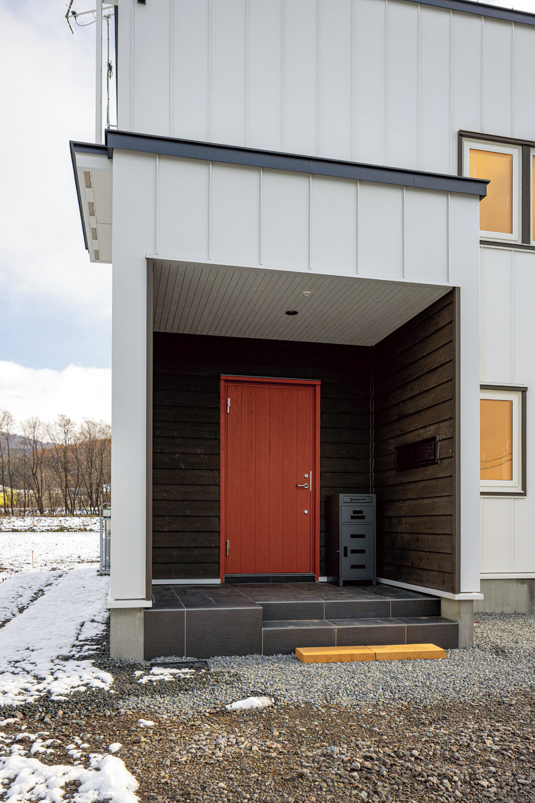 雪の吹き込みを最小限に抑えるよう配慮した玄関ポーチ