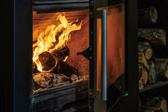 ゴルフ場のクラブハウスを彩る、HWAM「5530」の暖かなおもてなし