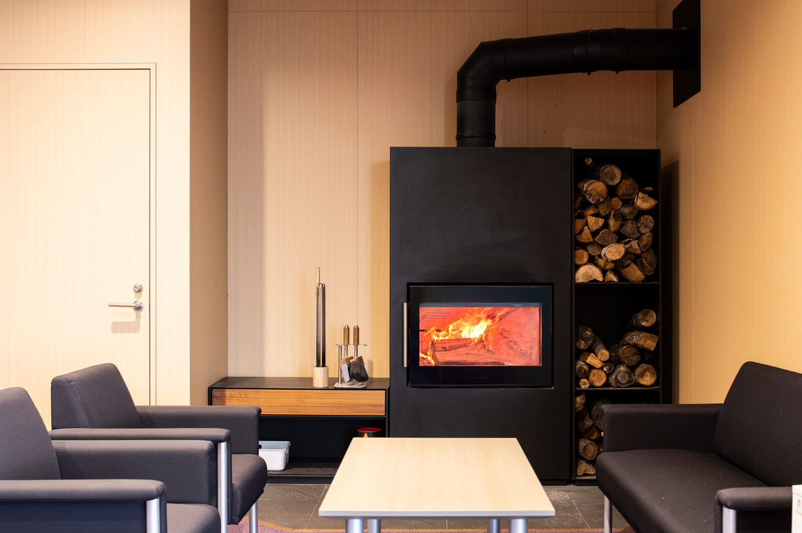 大容量の薪棚と一体的にデザインされたスタイリッシュなたたずまいの「5530」