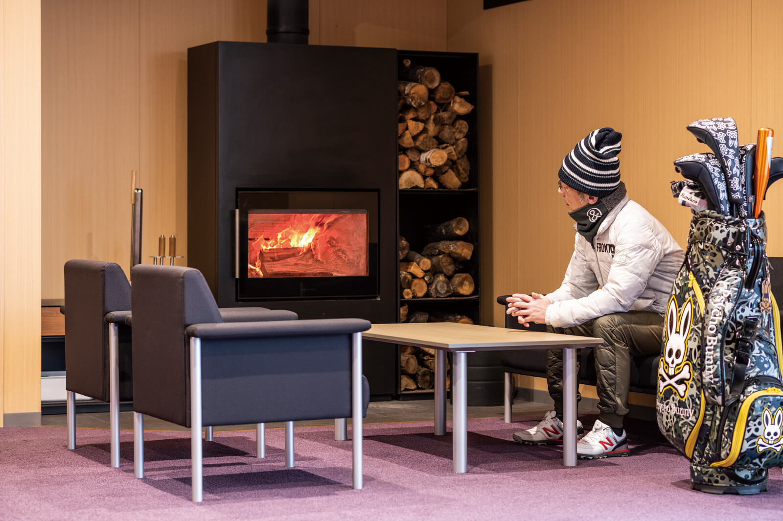 初冬のプレー後、芯まで冷え切った身体を薪薪ストーブが温める。炎を眺めながらくつろぐ時間が、癒やしのひとときに