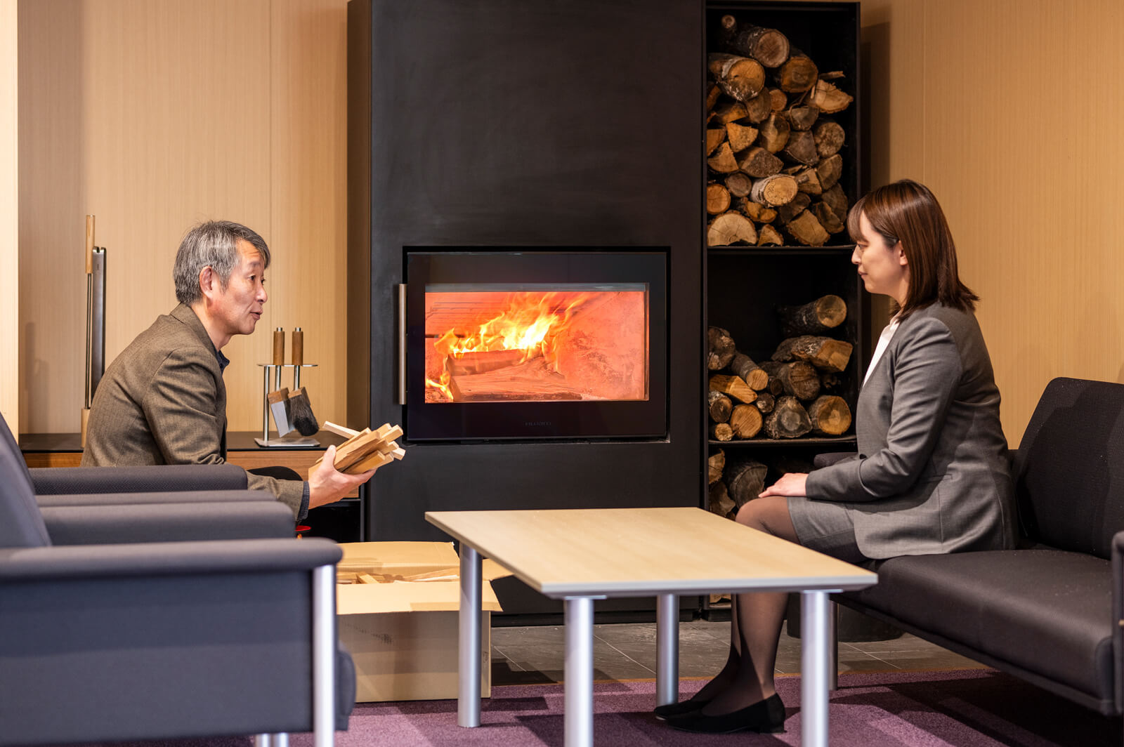 薪ストーブについて語らうオホーツクカントリークラブ代表の代表の小野寺さんと、コロポックルの橋口さん