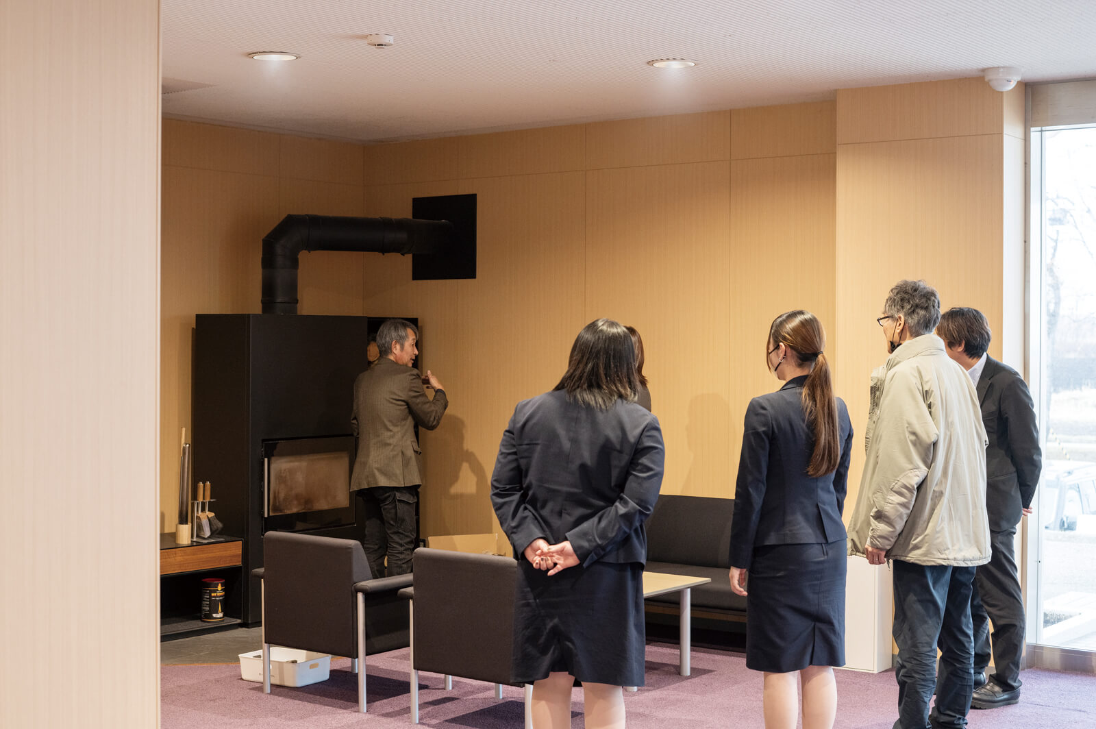 「薪を入れる量や太さに調整が必要かも」と、取材時にストーブの状態を見て橋口さんが急遽、スタッフ全員にアドバイス。「炉内に入れる薪は40センチ程度であれば2本から3本が適量」「直径10cmを超える薪は再処理が必要」など、的確な橋口さんからのレクチャーにスタッフの皆さんも真剣