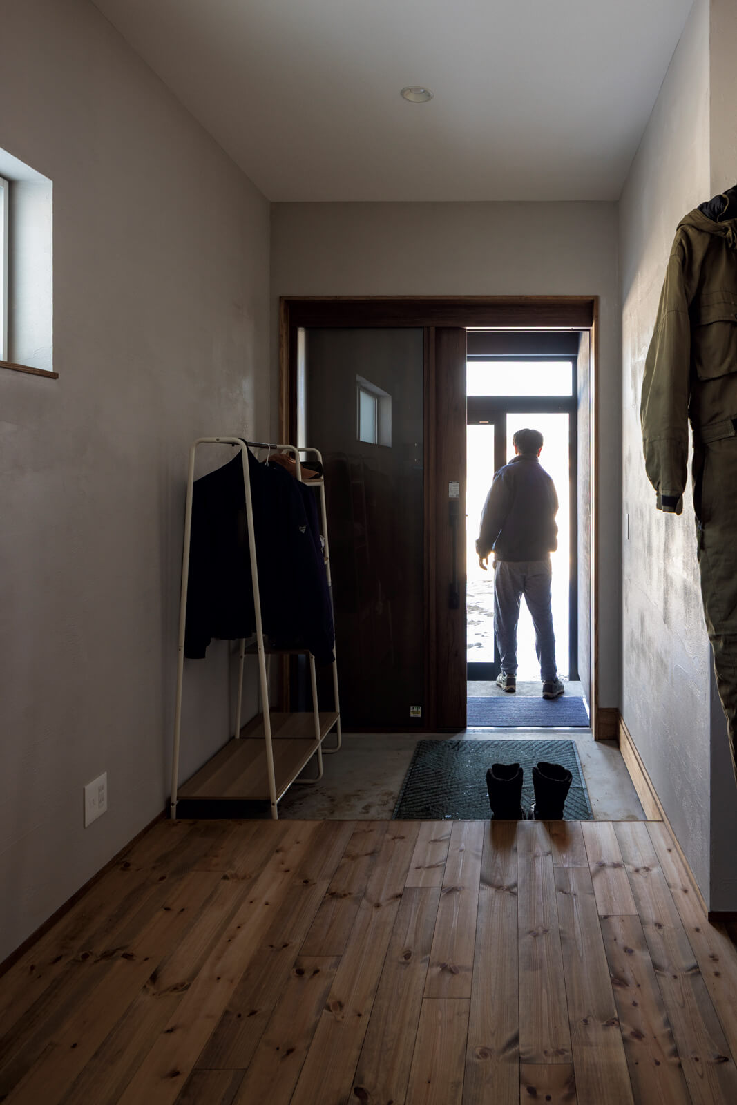 住まいの北側に作業着のまま出入りできる農家玄関を設けた。汚れた作業着を脱いですぐに洗える洗濯機を設置し、水まわりとも最短の動線で結んでいる