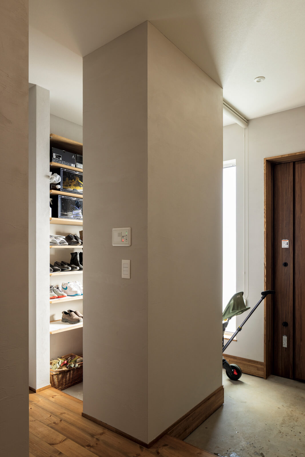 玄関土間続きにはシューズクロークを造作し、2WAY動線を採用