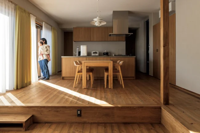 家族がいつも近くに感じられる薪火と木に温もる平屋