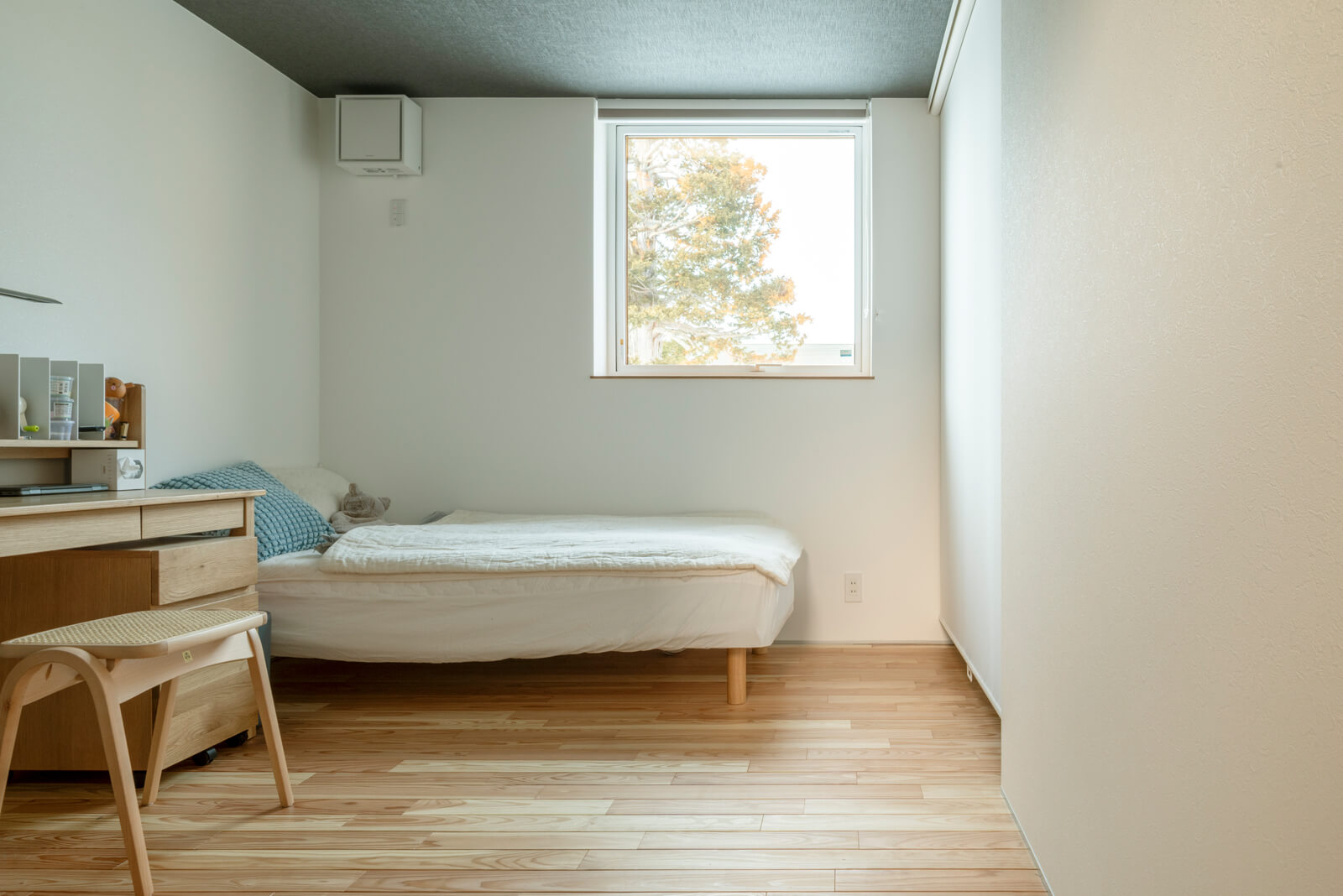 子ども部屋は個室として計画。収納にはあえて建具を設けずロールカーテンを採用。垂れ壁のない設計とすることで、天井面が美しくつながる、スッキリとした空間に仕上がった