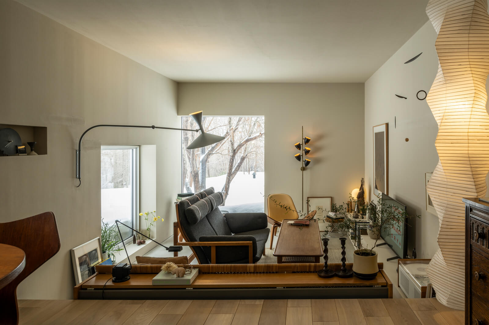 大きな窓が切り取る外の景色が、絵画のようにリビングの一部として存在する