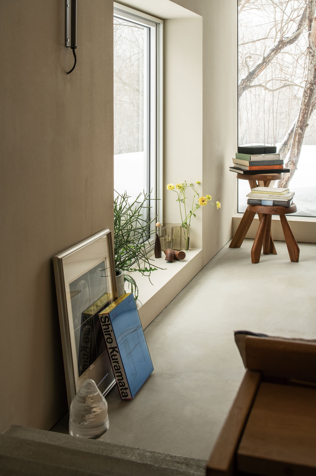 奥行きのある窓台は、ディスプレイ棚に。窓辺の植物が室内を彩る