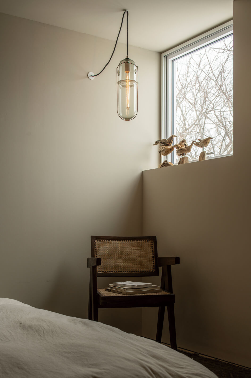 照明のコードも壁から直に出す徹底ぶり