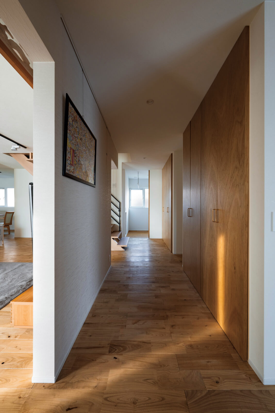 玄関ドアを開けると、真っすぐに廊下が伸びる。廊下の左側にはLDK、右側には両親の寝室、その奥には水まわりを配置