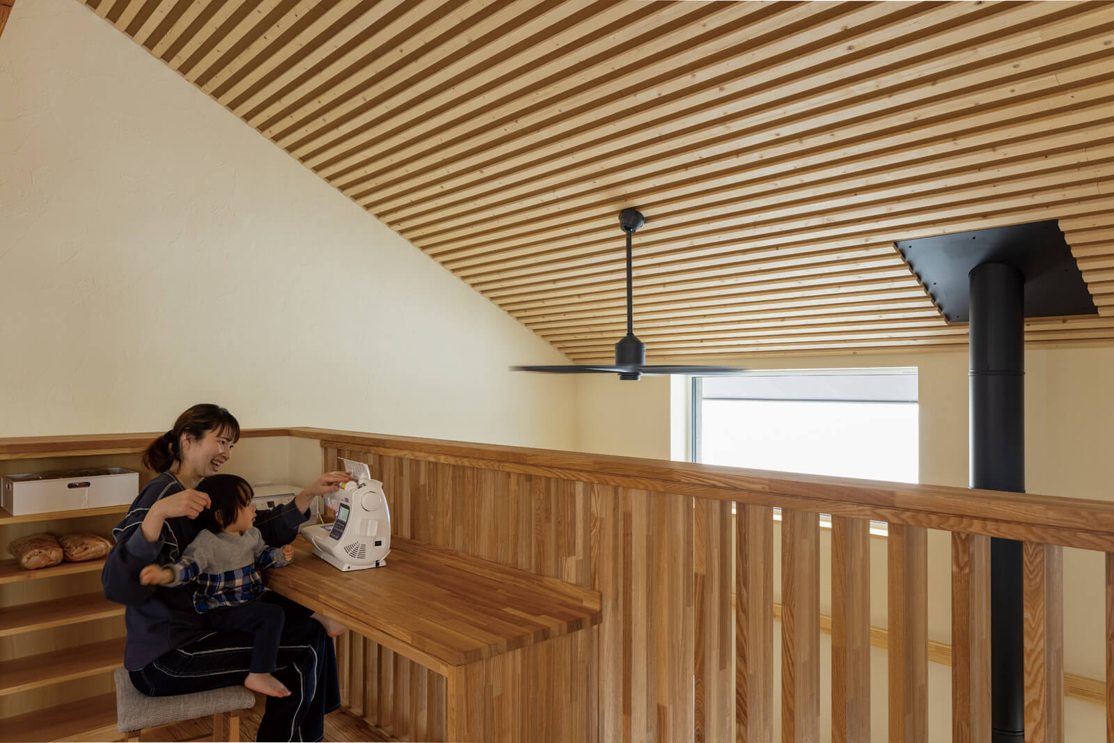 2階ホールには造作カウンターと収納棚を設置。奥さんの作業台や子どもの勉強スペースとして日常的に活用されている