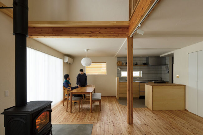 吹き抜けのあるリビングが家族をやわらかくつなぐ優しい間取りの子育て住宅