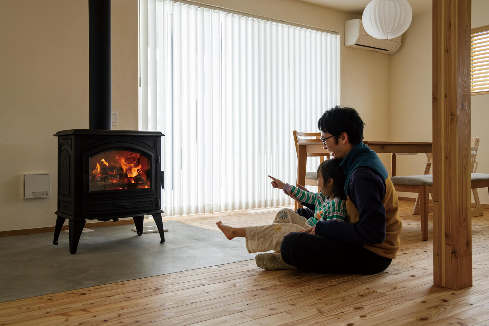 飽きのこないシンプルさが魅力の「Dovre（ドブレ）」の薪ストーブ。家全体を効率よく暖め、燃料消費も最小限で家計に優しい