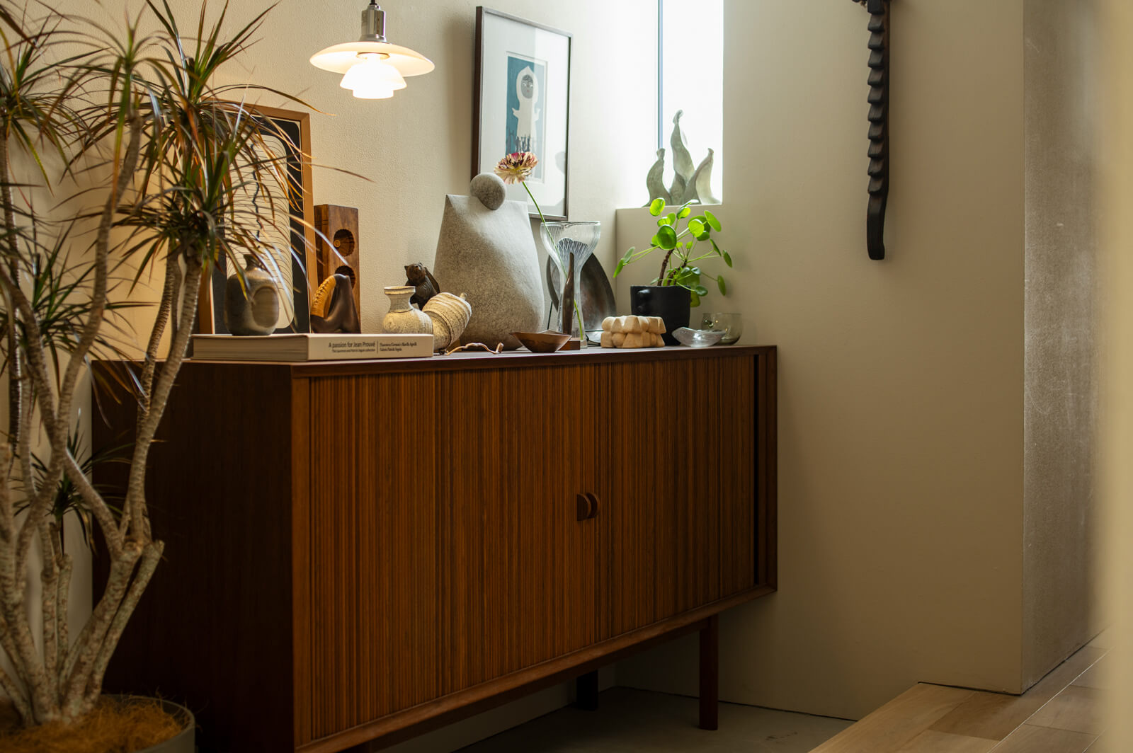 ここに置くためにオーダーメイドで製作したサイドボートを家族の靴箱として使用