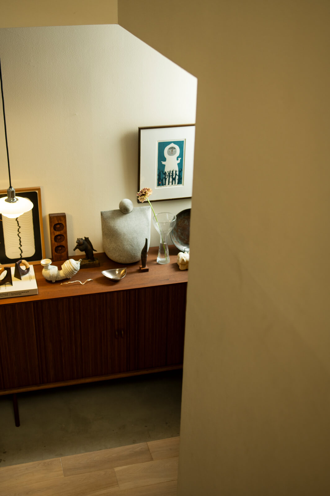階段を降りるときに、サイドボードのうえに並ぶコレクションが眺められる