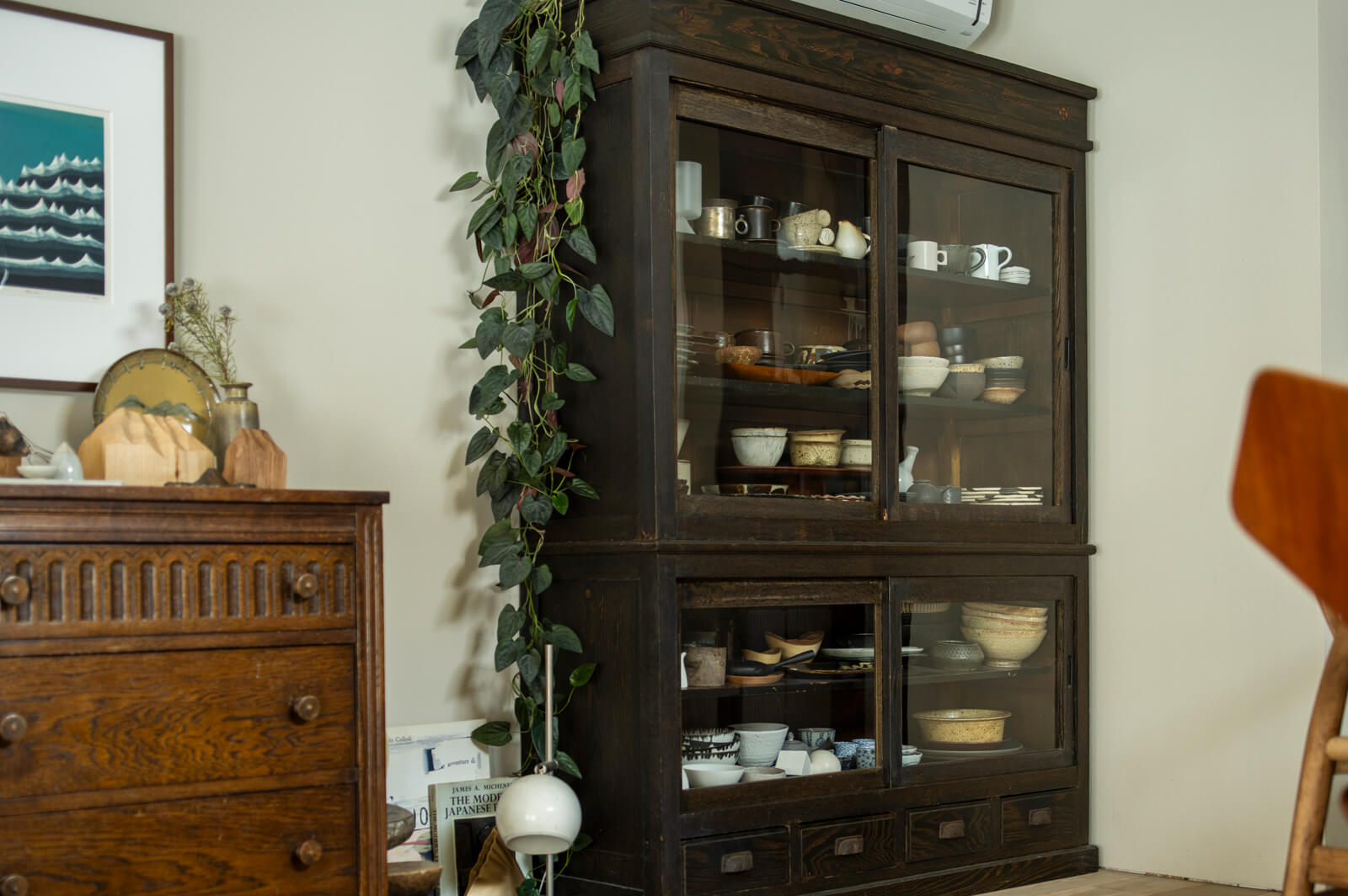 不思議と空間になじむ古い日本の食器棚