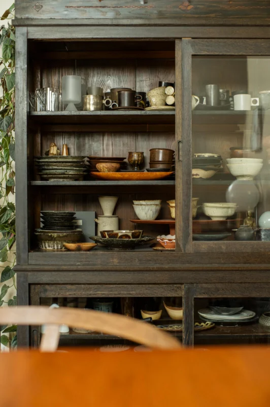 棚は内部まで塗装されている。奥行きは十分で、収納力もあって、実用的