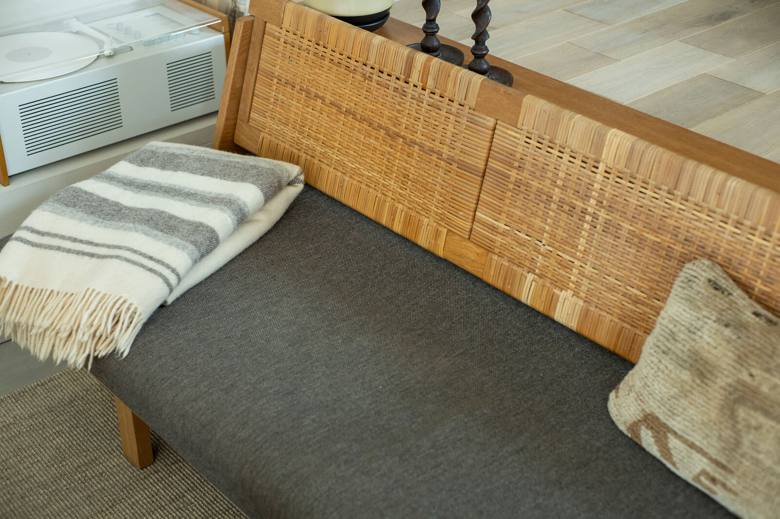 ハンス・ウェグナーのデイベッドソファ。背もたれが籐編みのタイプは希少だそう