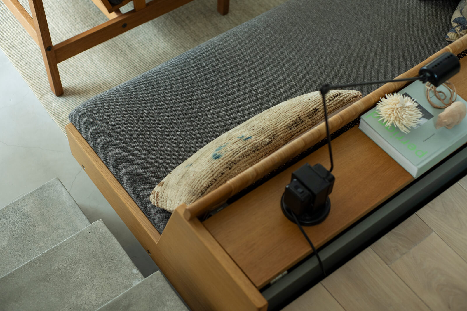 天板は収納になっている。照明や本を置くテーブルとしても使えるデザイン