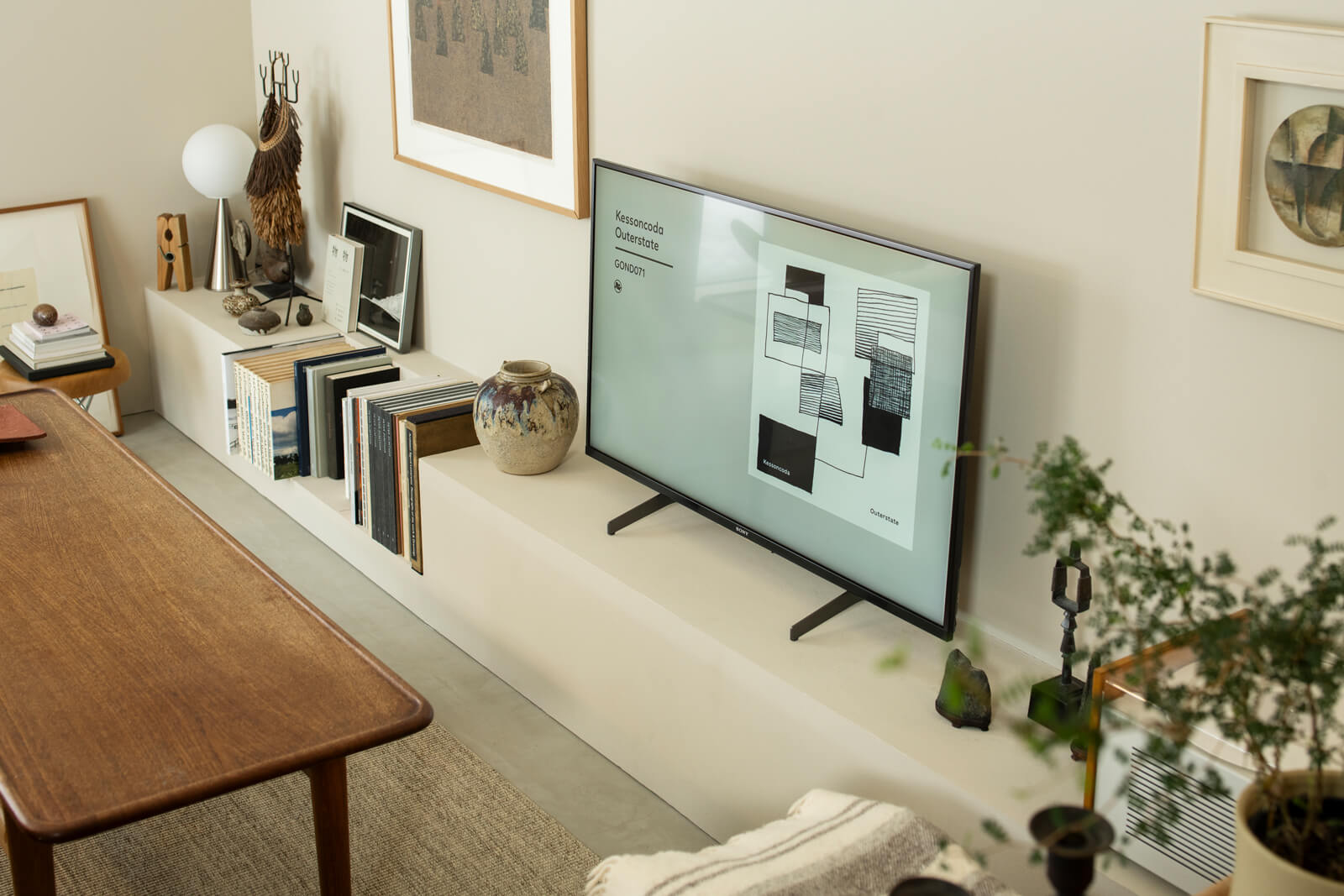 テレビ台と本棚を組み込んだこの棚も、建築と一体化させている。ノイズがない分、ディスプレイされた物たちの存在感が引き立つ