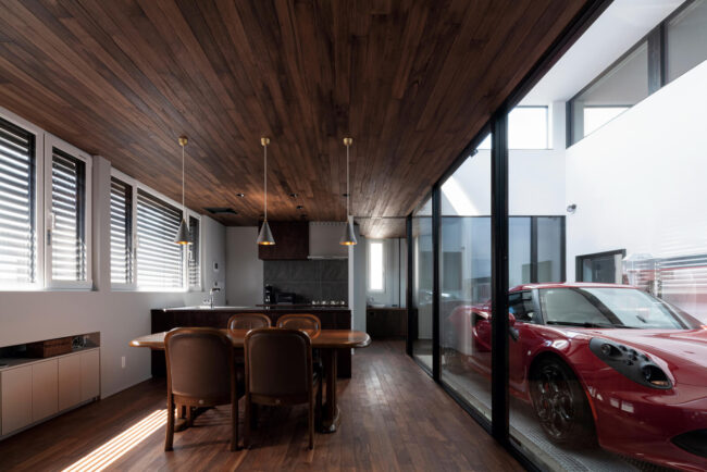 ライトウェルで存在感を放つ、愛車を愛でることができる2階に配したLDK空間