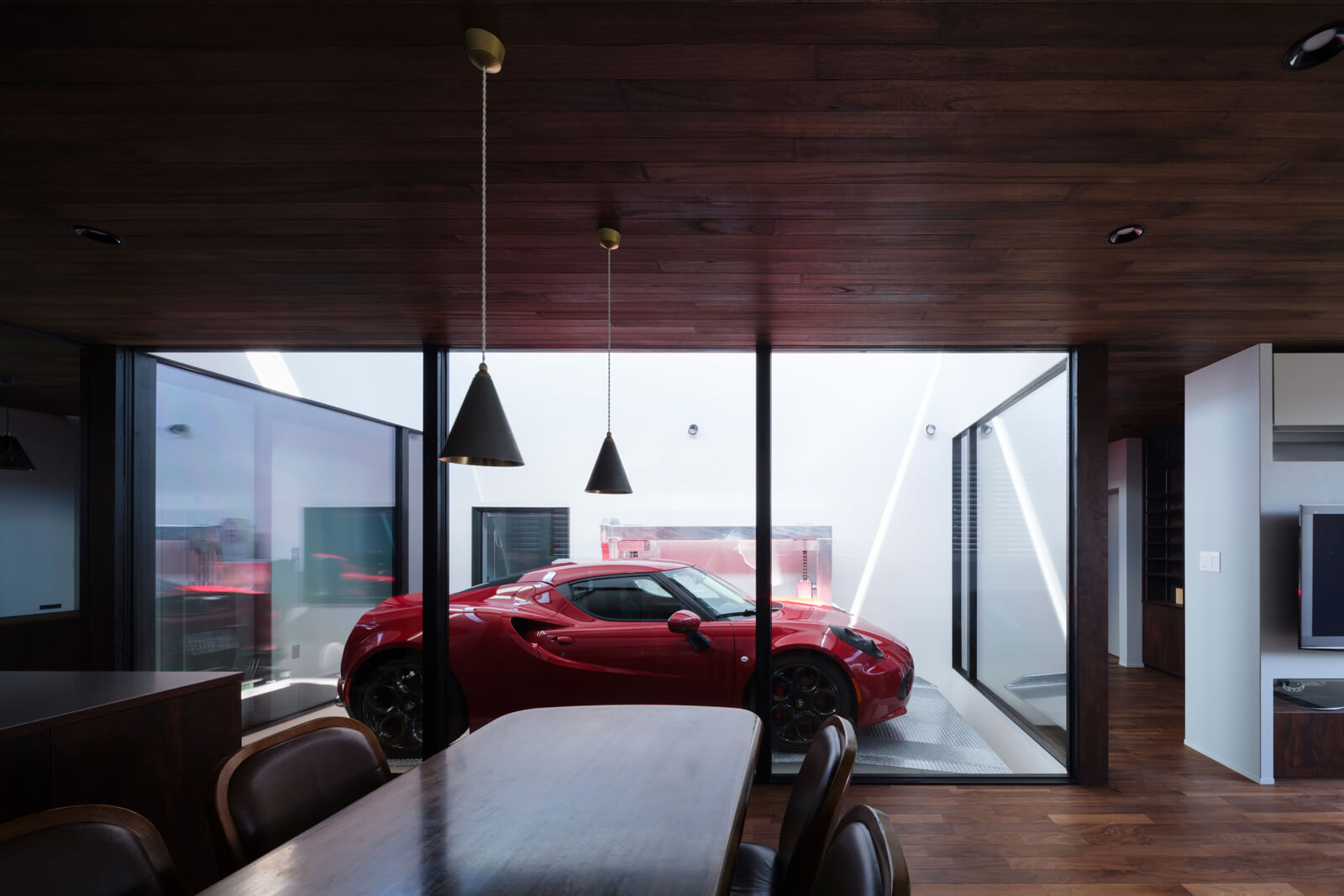 美しい愛車を、室内に居ながら眺めて楽しむことができる