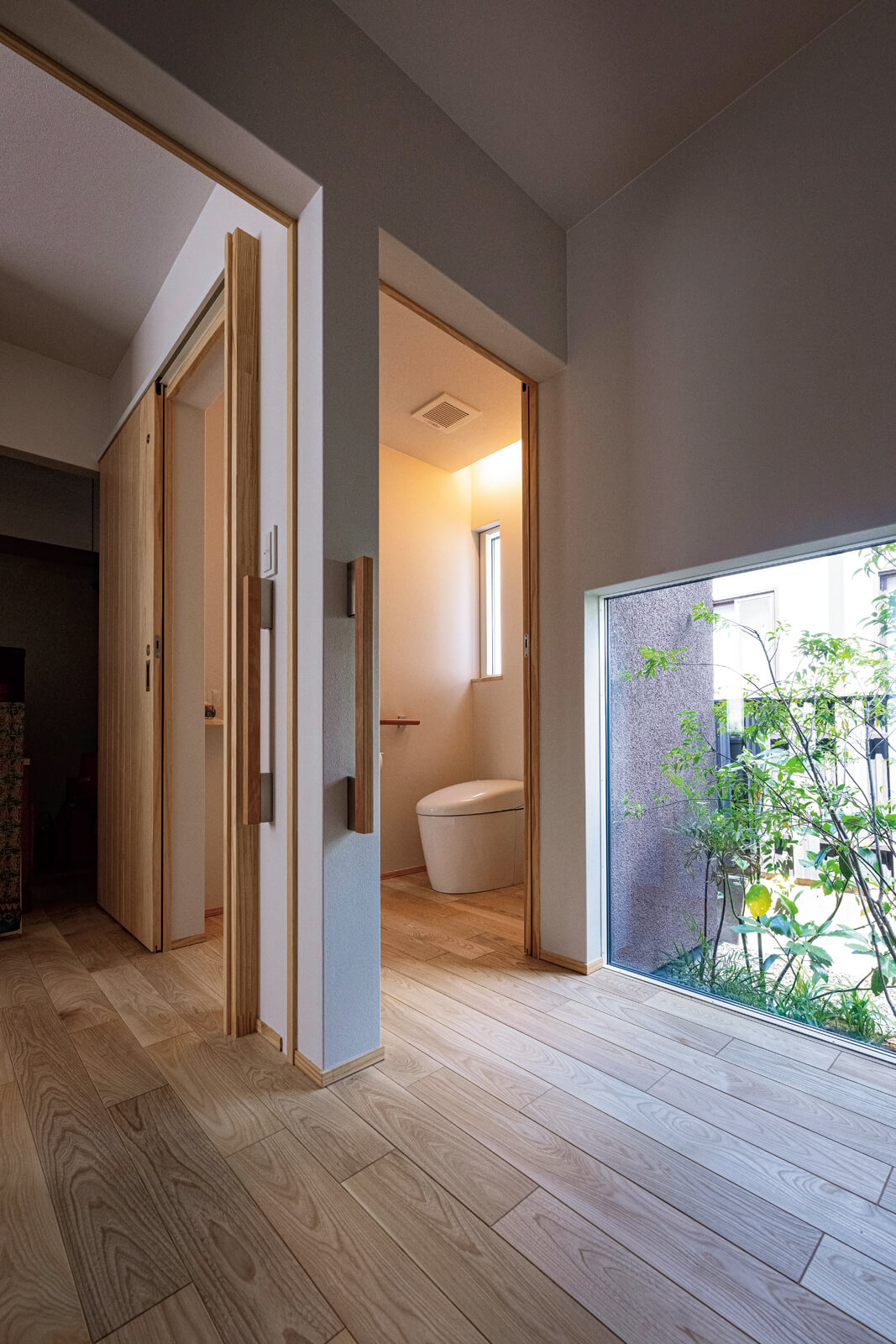 お母さんの寝室から直接アクセスできるトイレは、2方向に扉を設けた