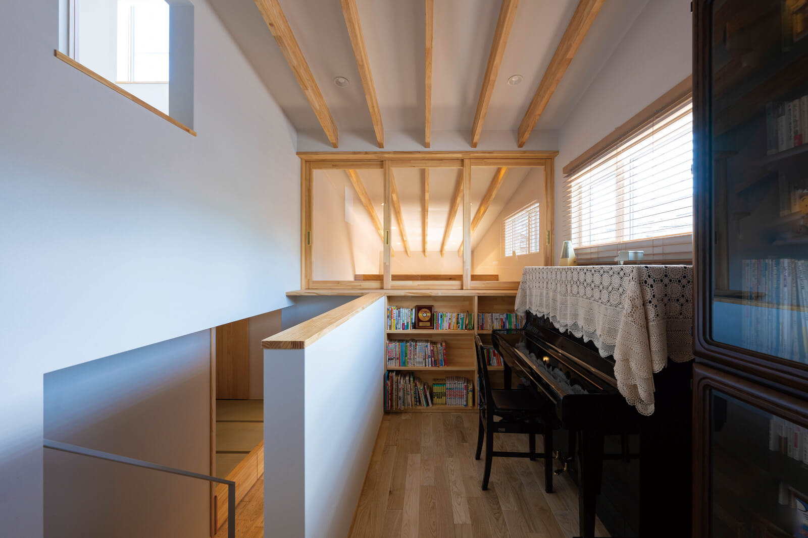 階段の踊り場スペースを拡張した中二階にレイアウトしたピアノコーナー