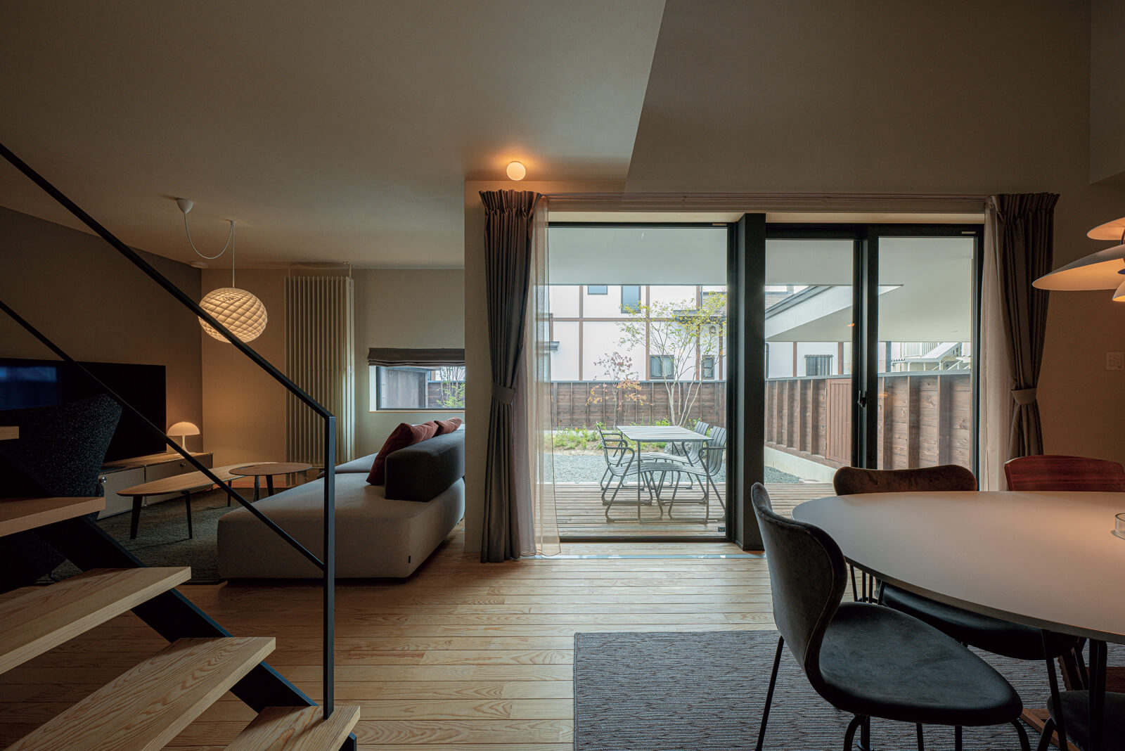 ダイニングとリビングはウッドデッキに沿うように雁行させて、空間に広がりを持たせた