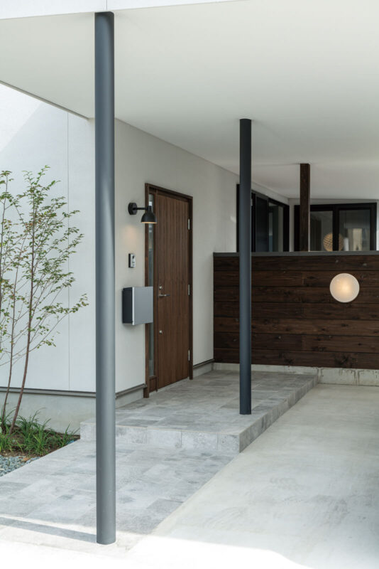 .ガレージの屋根は、玄関アプローチやデッキまで一体的にカバーするデザイン