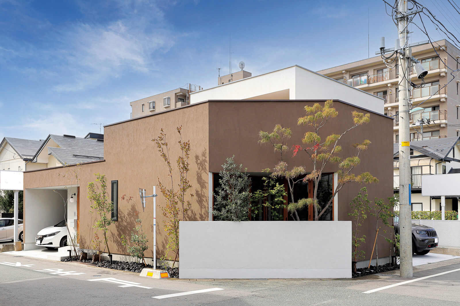 既存樹木を生かした角地の外観