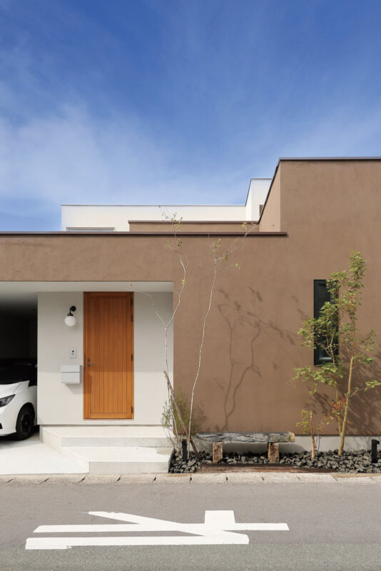 モデルルーム前はベンチと植栽でお出迎え