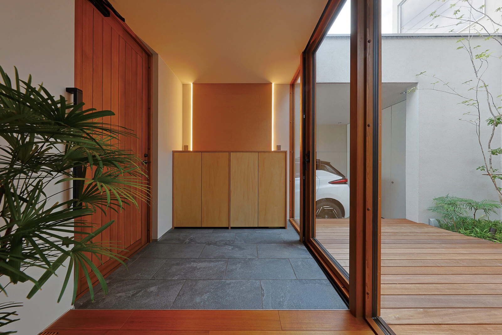 東棟のプライベートなテラスは玄関とガレージをつなぐ動線にもなる