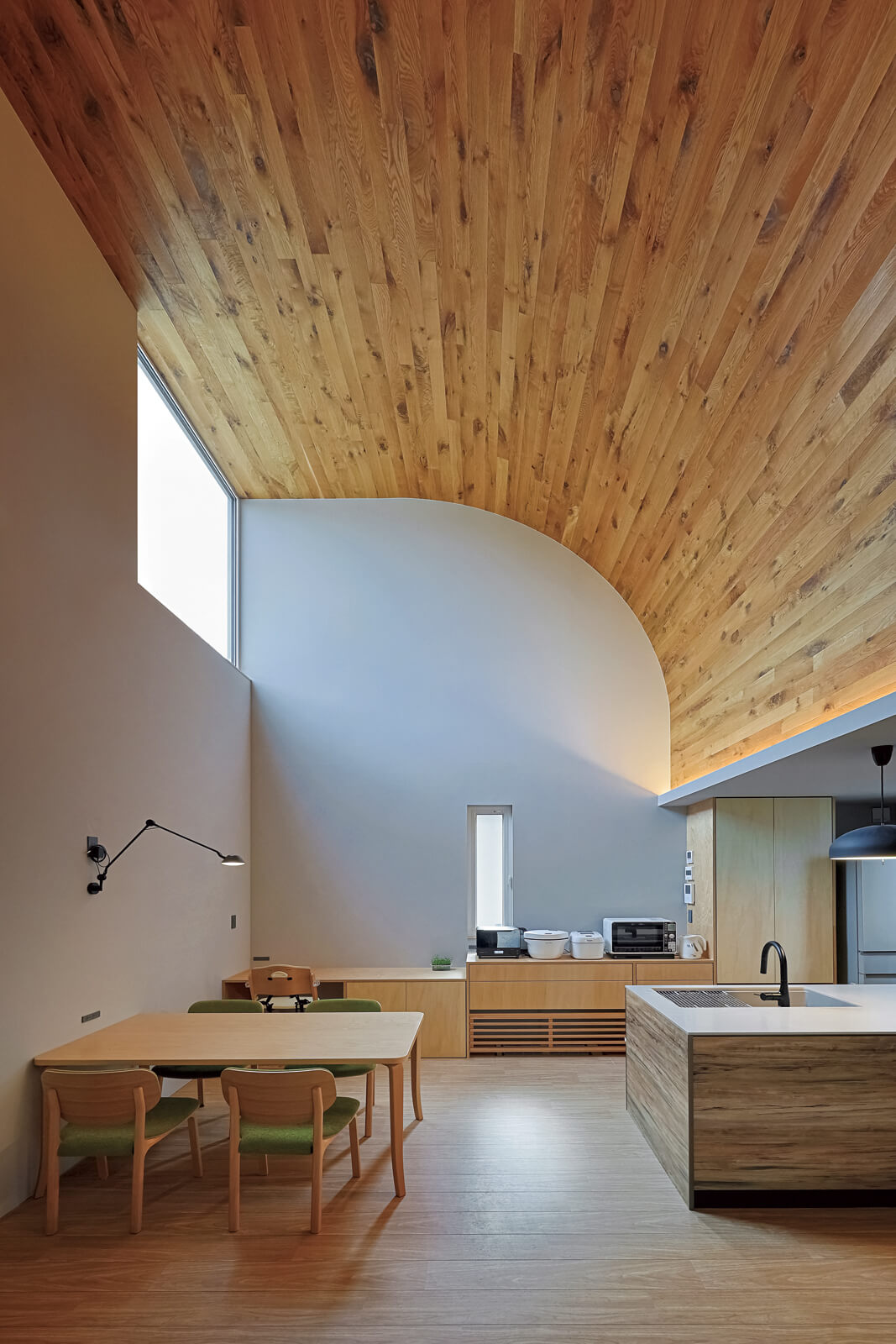 西棟のLDKは採光や照明の光をやわらかく広げるために、アール天井を採用