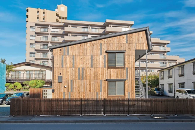 細分化した木板張りの外壁で、更新してもなじみやすいデザインとした外観