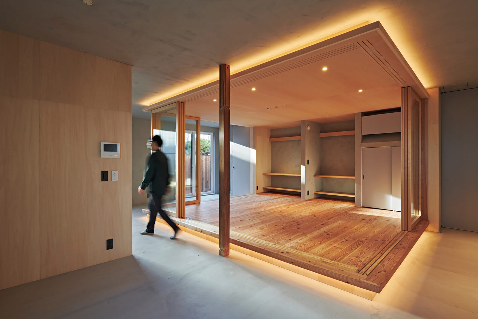 中央の小上がりと土間で緩やかに使い分けができる空間とした（OFFICE 101）