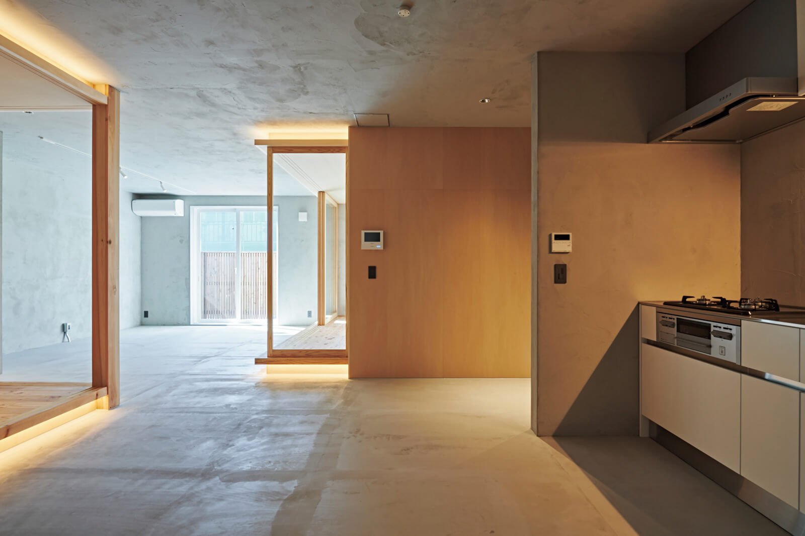 専有庭と土間がつながり、自然環境が入りこむ空間（SOHO 102）