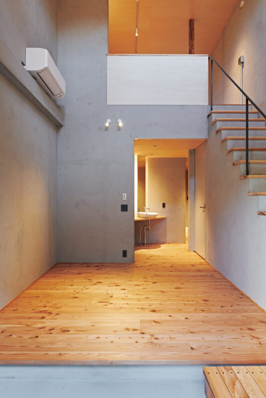 1階のリビングと2階のダイニングを吹き抜けがつなぐ住居（RESIDENCE 203）