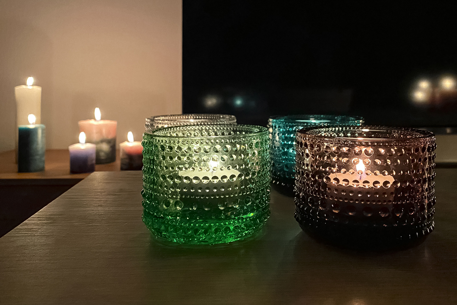 イッタラ（ITTALA）のカステヘルミ（Kastehelmi）シリーズのキャンドルホルダー。デザイナー「オイバ・トイッカ（Oiva Toikka）」による人気シリーズの一つ。