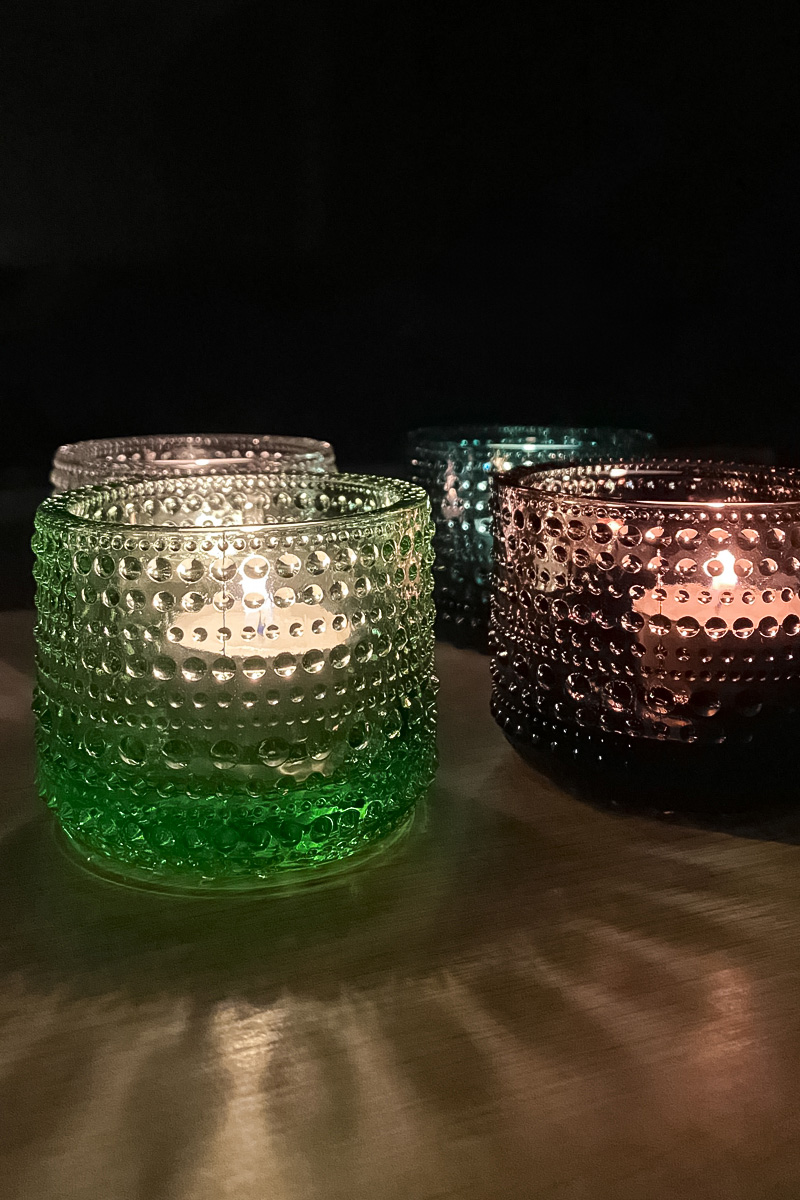 イッタラ（ITTALA）のカステヘルミ（Kastehelmi）シリーズのキャンドルホルダー。デザイナー「オイバ・トイッカ（Oiva Toikka）」による人気シリーズの一つ。ガラスを通して映し出される模様が特別感を演出してくれる。