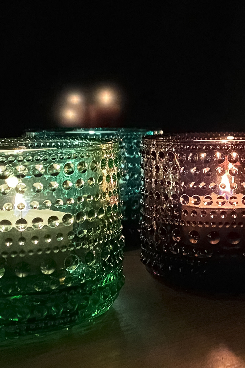 イッタラ（ITTALA）のカステヘルミ（Kastehelmi）シリーズのキャンドルホルダー。デザイナー「オイバ・トイッカ（Oiva Toikka）」による人気シリーズの一つ。