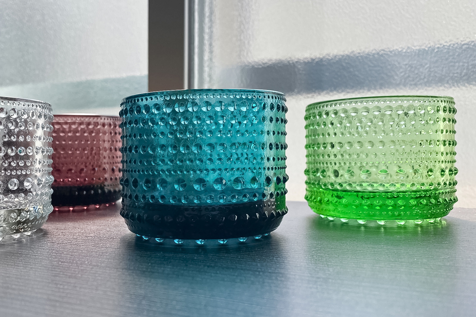 カラーは、右からアップルグリーン、シーブルー、カルーナ、クリア。他にもカラーバリエーションが豊富にあり、季節や気分、インテリアに合わせて集めるのも楽しいです。