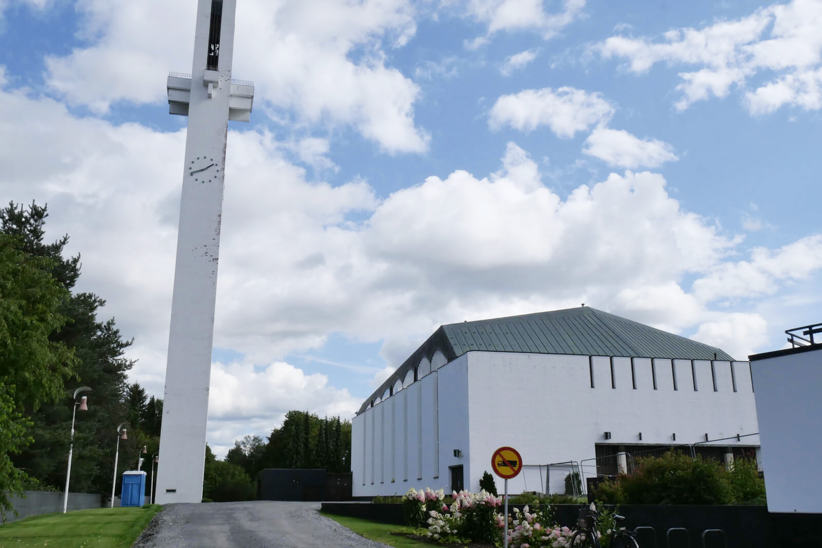 左が鐘楼、右が教会
