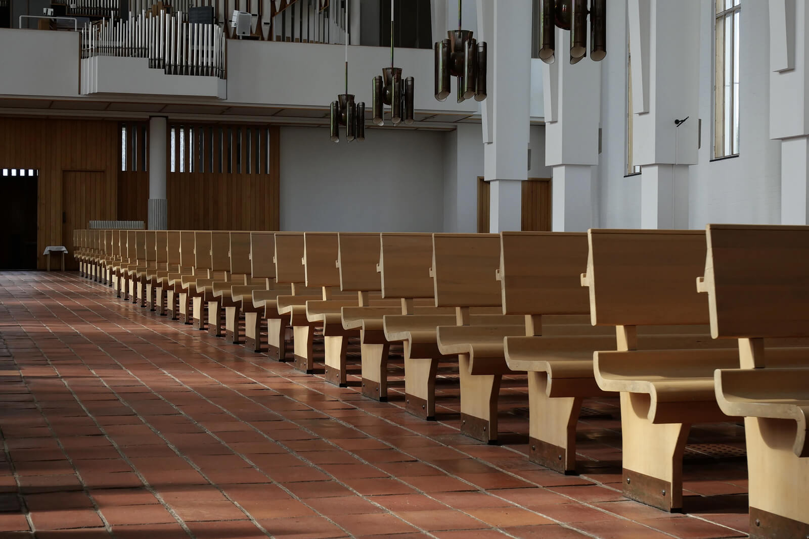 規則性のあるベンチやタイルの配列が、心地いいリズムを奏でる