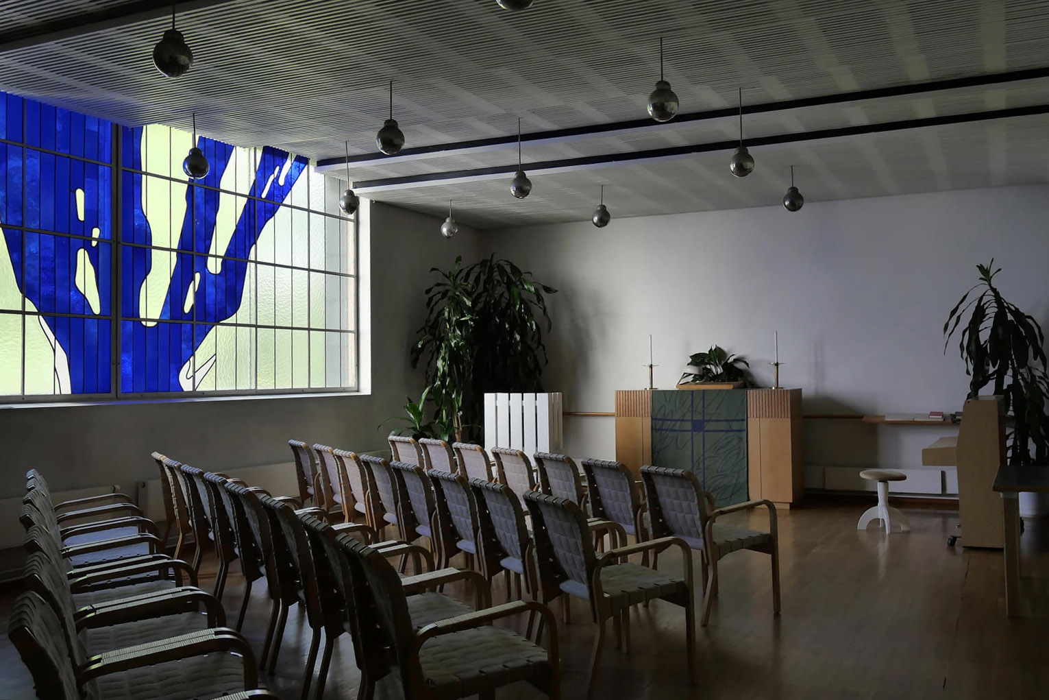 小さな礼拝室。窓を彩るステンドグラスも、アアルトのデザイン