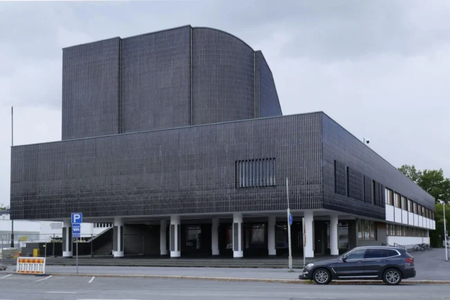 外壁材は、アアルトのタイル。近くに寄るとその個性がよく見える