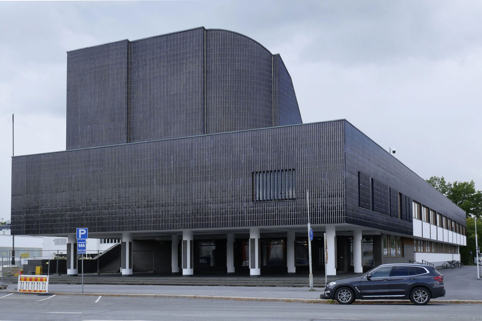 外壁材は、アアルトのタイル。近くに寄るとその個性がよく見える