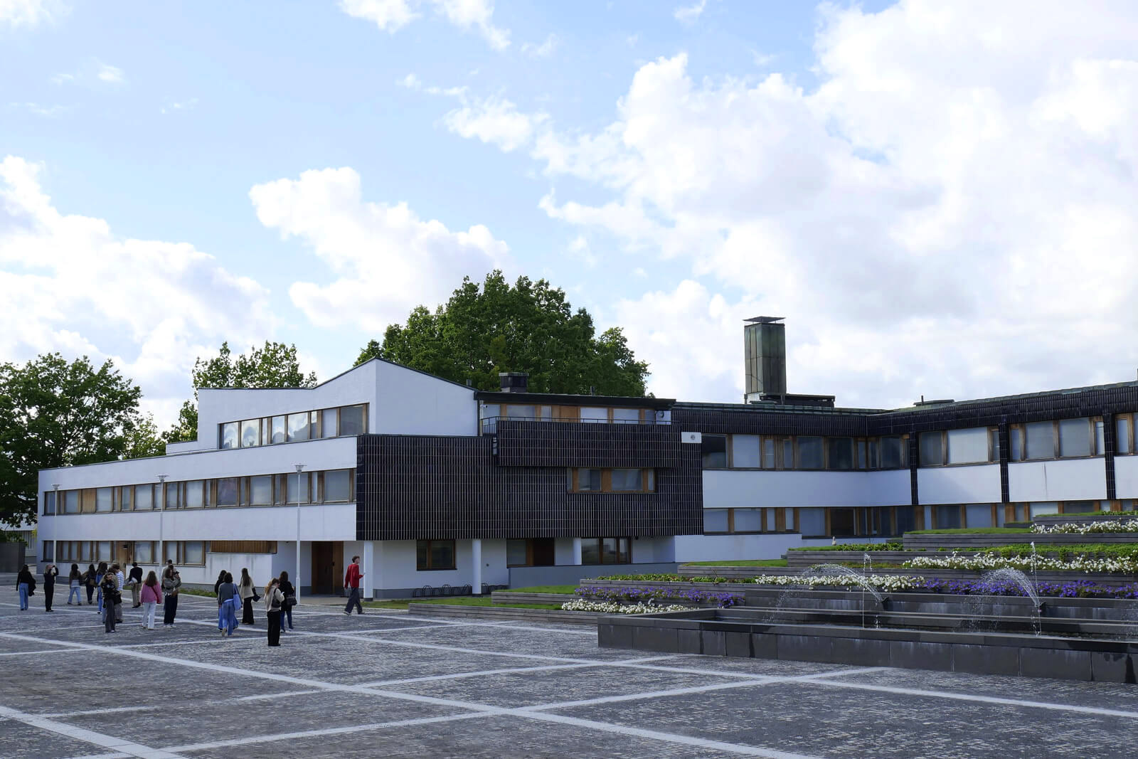 庭を囲むように建物が設計されている。この日は学生たちの視察ツアーも