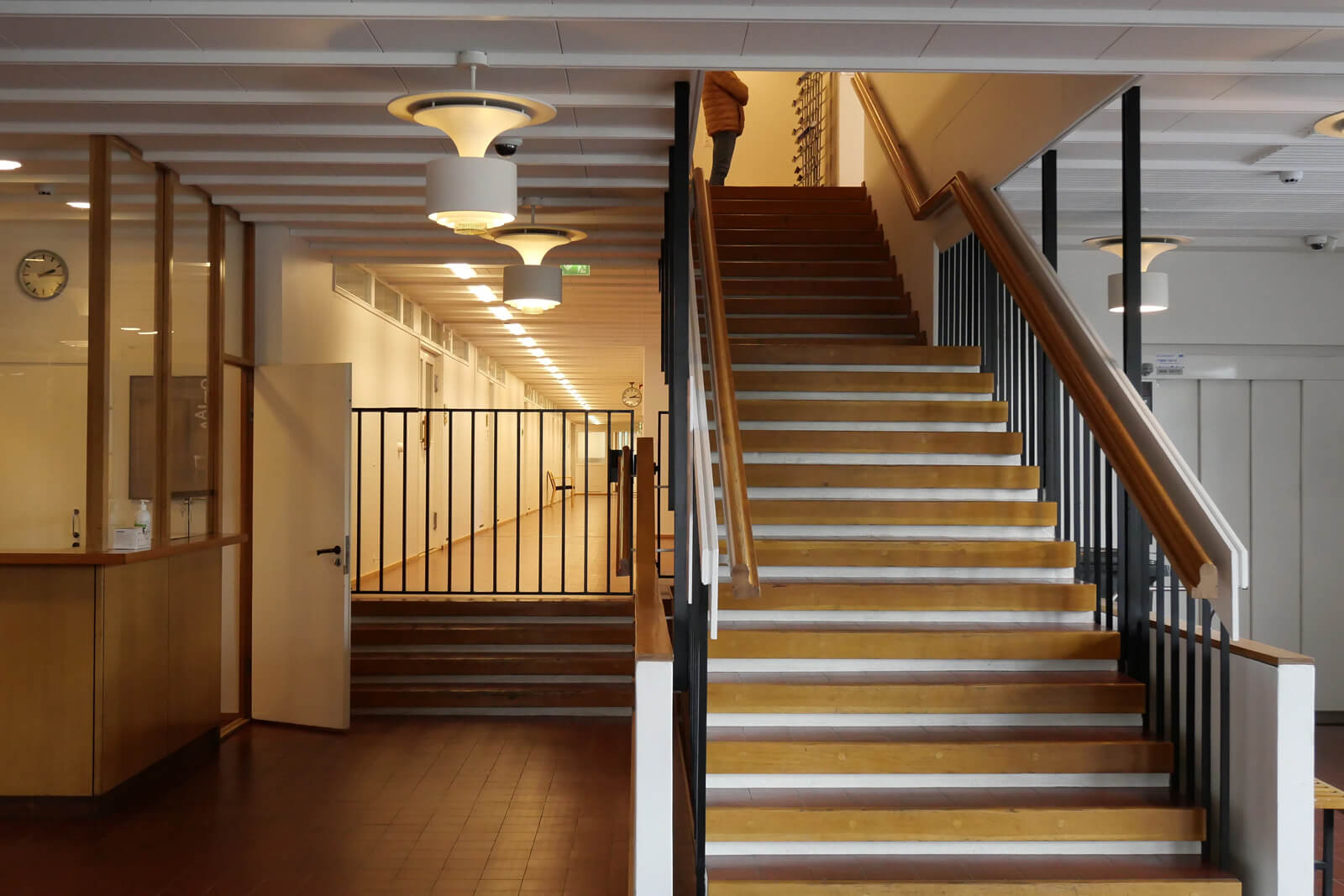 屋内の階段。各段の前部に板を張っている仕上げが、いかにもアアルトらしいデザイン